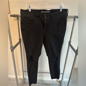 Black distressed skinny jean